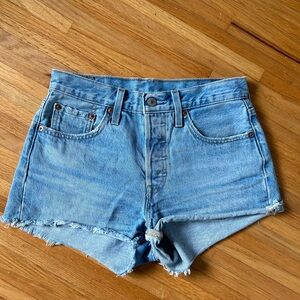 Levi’s 501 cutoff Jean denim shorts 25